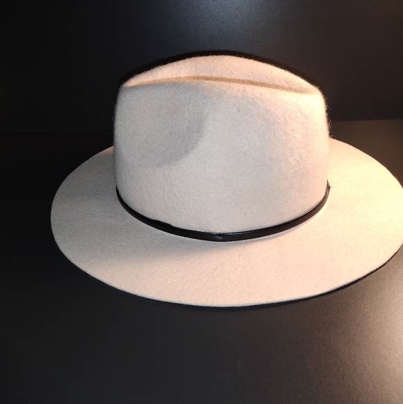 BCBG Accessories - BCBG fedora in lite pink